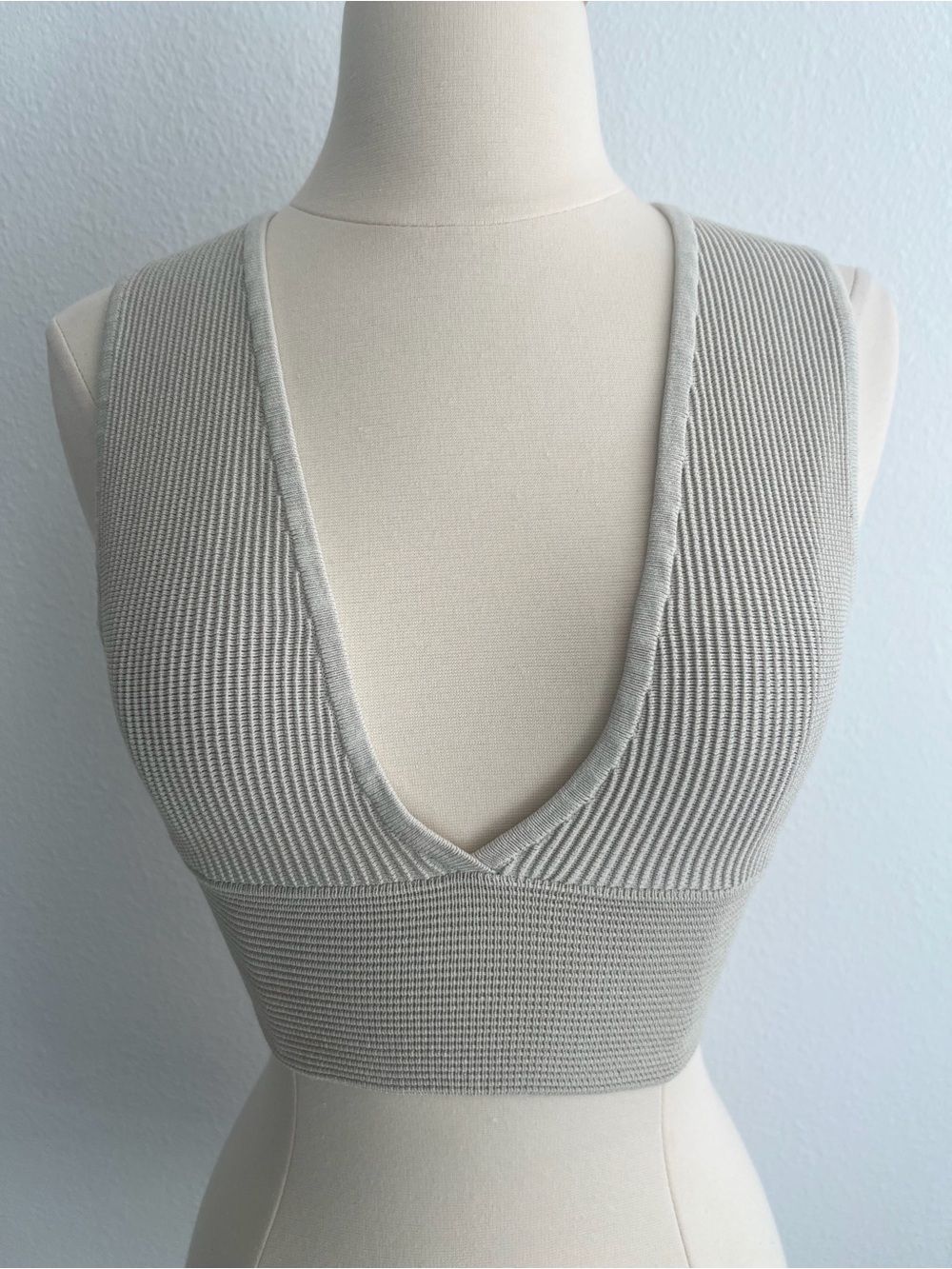 BABATON Aritzia Oatmeal Sculpt
Knit Deep V-Neck Cropped Fitted Ribbed Tank Top